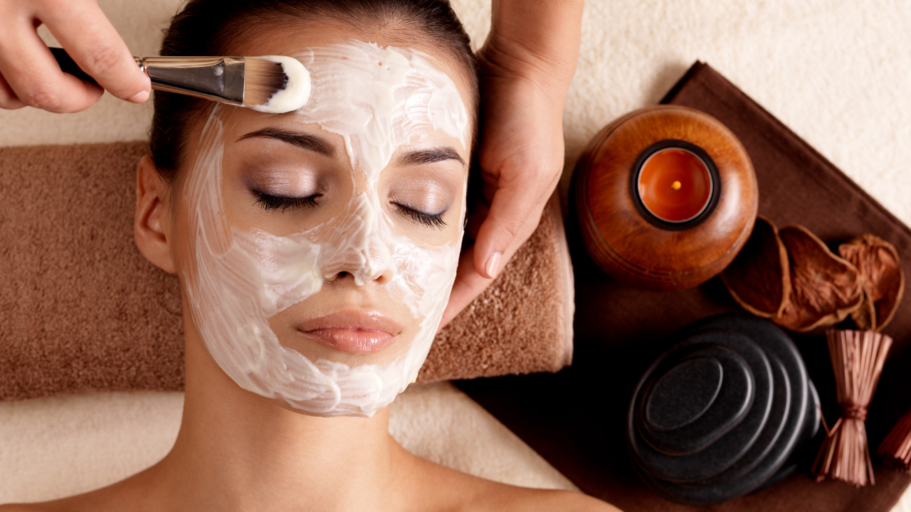 Client receives a fast facial mask add-on in a spa setting—relaxing, time-efficient upgrade.